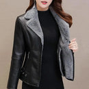 Jaqueta Feminina em Faux Leather com Detalhes em Pelúcia - (Promoção de Inverno 2025)